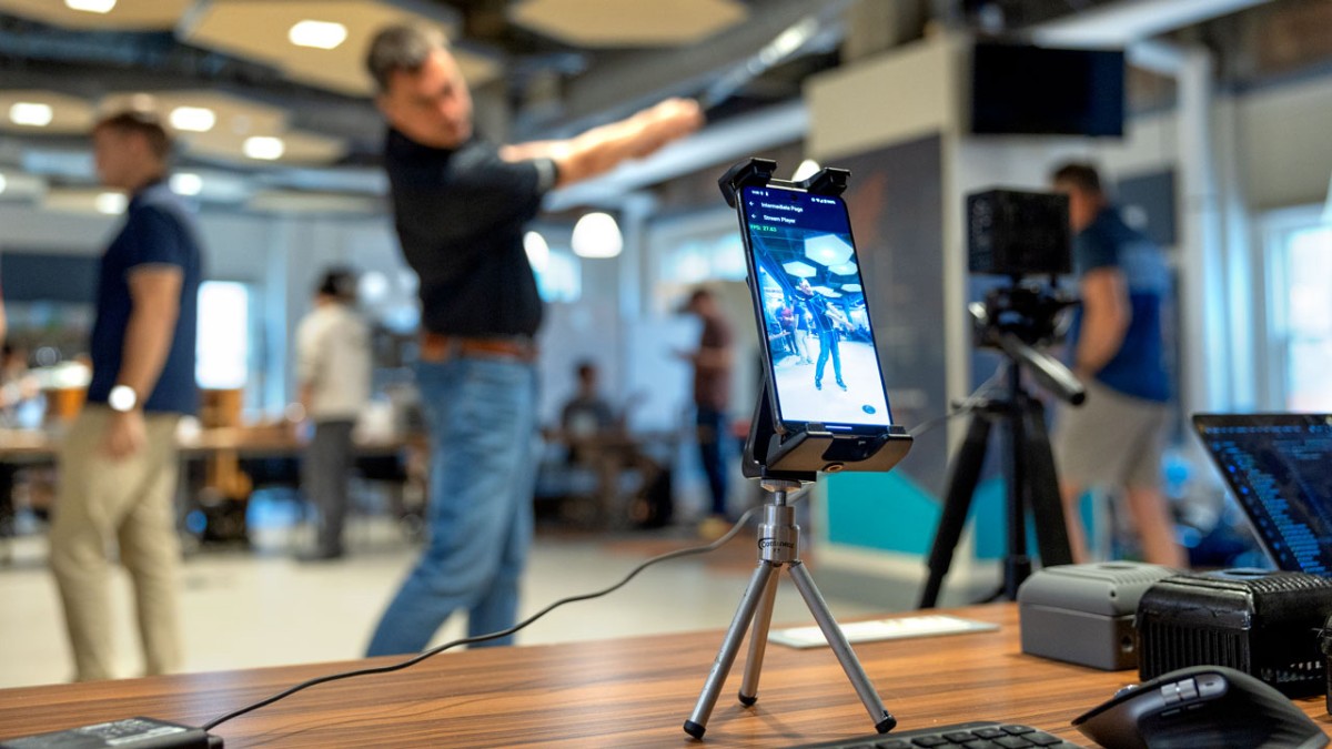 phone video recording man swinging golf club